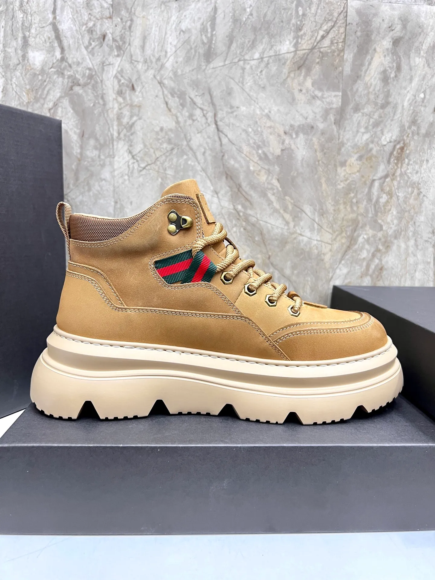 💰700 new UGG fur-integrated men's simple and fashionable snow shoes. The most worth buying at the end of this year are warm casual shoes. Whether you are out and about at home, their comfortable and warm performance will be your most suitable fashion companion! The material is cowhide upper and imported wool is used inside. Two layers of cowhide for warmth and comfort! The eva+ rubber patch outsole is cushioned, non-slip and wear-resistant, and has good elasticity. It is light and wear-resistant, comfortable and soft, and the new simple cut is more fashionable. It has both practicality and fashion sense, so you no longer have to worry about how to match it in winter, while still maintaining your fashionable taste. High-quality genuine wool produced in Dongguan. The material depends on the details! Size: 39-40-41-42-43-44